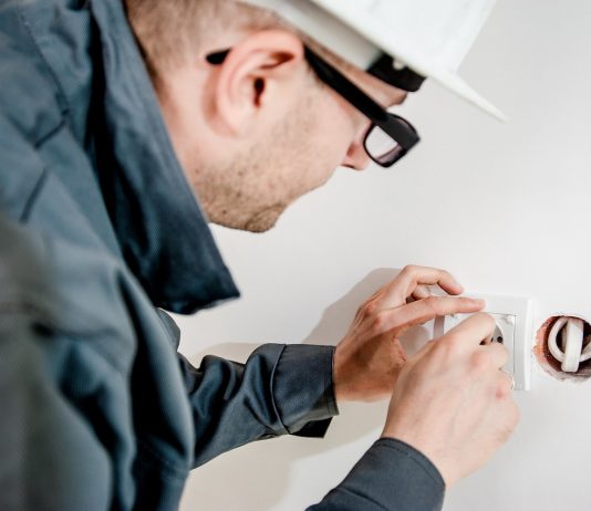 דבר ראשון, תעודה ורישיון