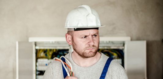 תיקון תקלות בעזרת חשמלאי