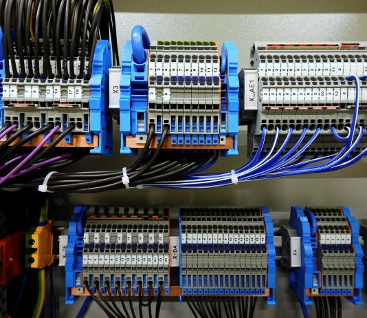 חשמלאי במודיעין חשמלאי במודיעין