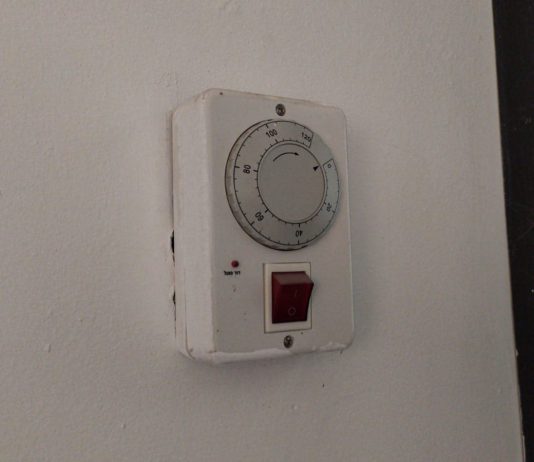 מזמינים חשמלאי להתקנת שעון לדוד